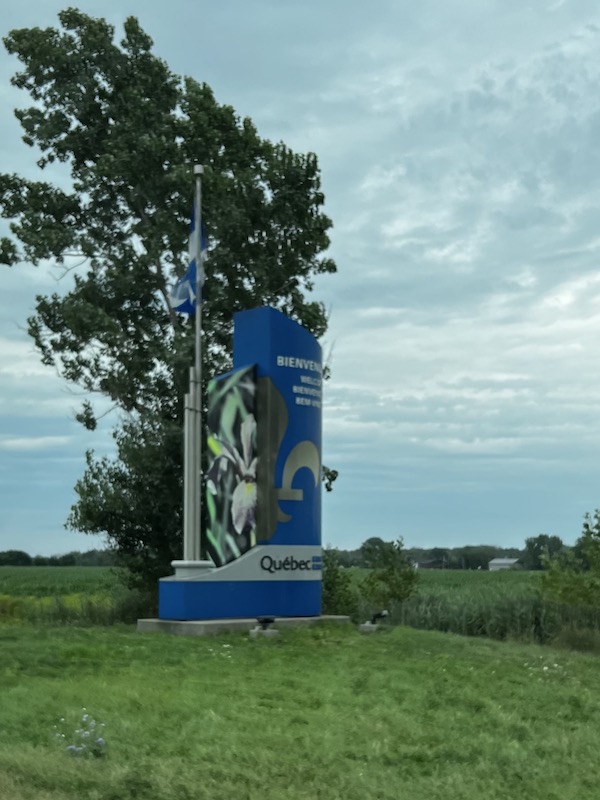 A sign that welcomes drivers to Quebec