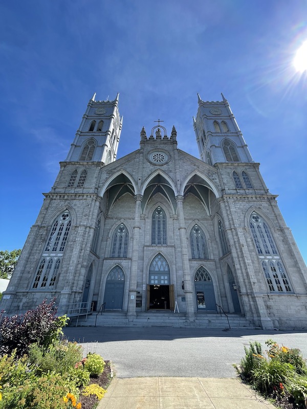 A towering church in a town just outside of Trois-Rivières